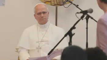 Papa Le�o XIV visita centro de migrantes em Paris