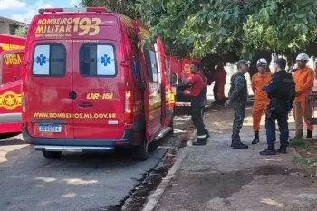 Bombeiros e policiais que participaram da ocorr�ncia (Foto: Jos� Aparecido)