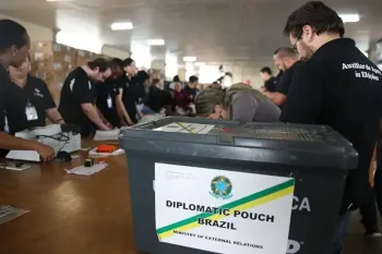 Brasileiros com domic�lio eleitoral no exterior votam exclusivamente para presidente e vice-presidente da Rep�blica. Foto: Jos� Cruz / Ag�ncia Brasil