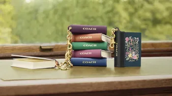 A Coach lan�ou mini livros em chaveiros - Penguin Random House/ Coach