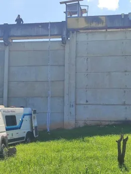 Holand�s e colombiano usaram corda improvisada com len��is em tentativa de fuga - Reprodu��o / Redes Sociais