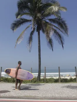 Cariocas aproveitaram para curtir a Praia da Barra neste s�bado - Reginaldo Pimenta/Ag�ncia O DIA