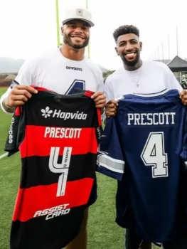 Emerson Royal com Dak Prescott - Divulga��o/Dallas Cowboys