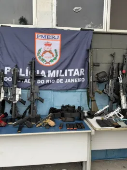 Armas e drogas apreendidas em opera��o na Mar� - Divulga��o/PMERJ
