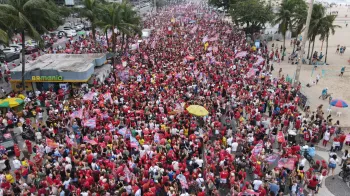 Ato em Copacabana reuniu multid�o em apoio ao presidente e candidato � reelei��o Lula - Neemias Gonzaga
