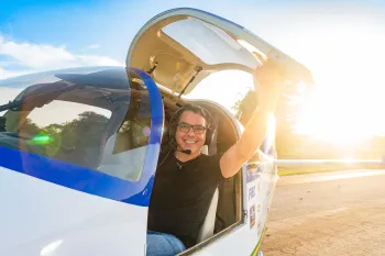 Piloto Alex Frota, conhecido como Alex Bacana, que concluiu a volta ao mundo solo em monomotor