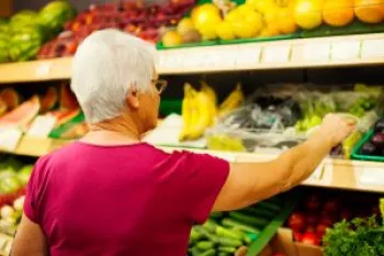 Pessoas com 65 anos ou mais s�o as que mais sentem o aperto no supermercado, revela pesquisa