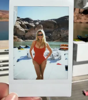 Sydney Sweeney durante passeio em Lake Powell, Utah, com Scooter Braun e amigos.