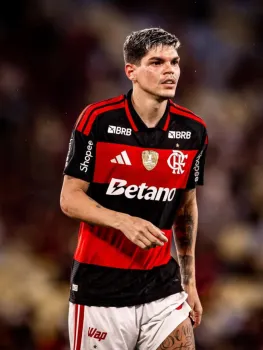 Ayrton Lucas em a��o durante jogo do Flamengo, no Maracan� - Divulga��o / Flamengo