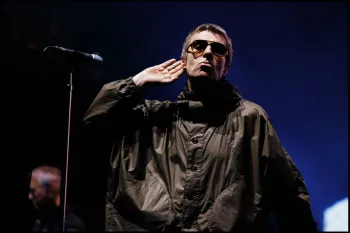 Liam Gallagher n�o gostou das cr�ticas de Charlie Lawson ao Oasis (Imagem: Disney+)