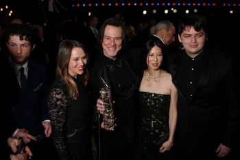 Jim Carrey posa com sua filha Jane, Min Ah e o neto Jackson na Premia��o C�sar em Paris, em 26 de fevereiro de 2026.