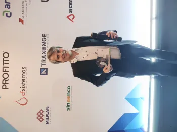 Tiago Faro, gerente comercial da GEPLAN, recebe premia��o (Cr�dito: Divulga��o)