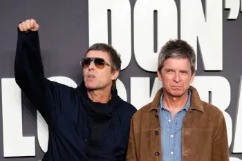 Liam e Noel Gallagher voltar�o aos palcos em 42 shows entre maio e setembro do pr�ximo ano (Foto: Samir Hussein/WireImage)