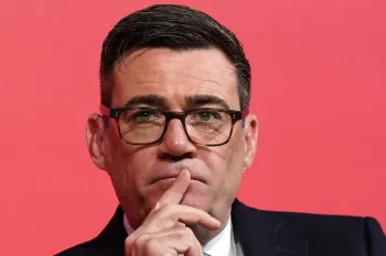Andy Burnham acusado de apoiar o time errado (Imagem: Ian Forsyth/Getty Images)