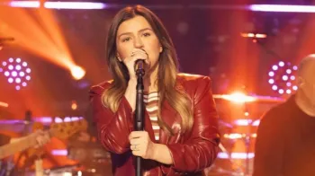 Kelly Clarkson falou sobre sua vida amorosa no podcast Las Culturistas