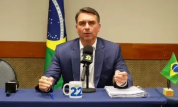 Fl�vio Bolsonaro em evento recente - Reprodu��o/TV Celular