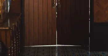 Porta de madeira em contato com o ch�o