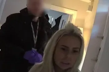 Megan Carney-Borrowman durante uma incurs�o policial na sua casa (Imagem: NWROCU)