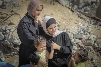 O bombardeio atingiu um pr�dio residencial, que foi destru�do e incendiado. Outras pessoas ficaram soterradas nos escombros - Mohammed M Skaik / Middle East Images / Middle East Images via AFP