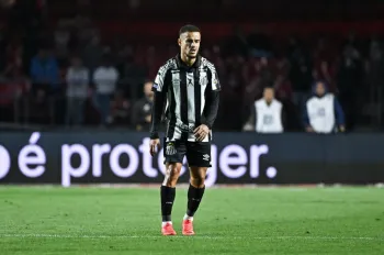 A equipe santista ganha uma posi��o, ficando em s�timo, com 41 pontos. Para mant�-la, � preciso que o Atl�tico-MG perca para o Red Bull Bragantino neste s�bado. O S�o Paulo continua na 11�, com 36 pontos. FOTO: ROBERTO CASIMIRO/FOTOARENA/ESTAD�O CONTE�DO