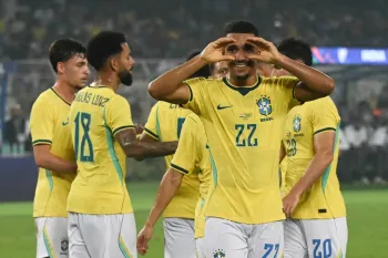 Carlo Ancelotti promoveu novas experi�ncias em um laborat�rio sem press�o alguma sobre o Brasil. Foto por DIBYANGSHU SARKAR / AFP