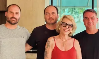 Rog�ria Bolsonaro com seus tr�s filhos: Eduardo, Carlos e Fl�vio Bolsonaro