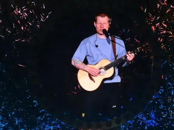 Ed Sheeran (acima em 19 de setembro) chamou o vocalista do The Fray, Isaac Slade, como artista surpresa para seu show em Atlanta. Lone Pine Press para NY Post