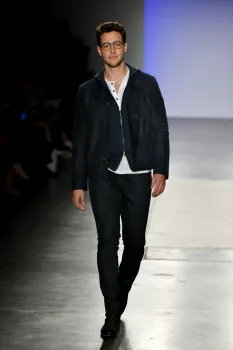 Dr. Mike Varshavski em evento de moda. Foto: Getty Images
