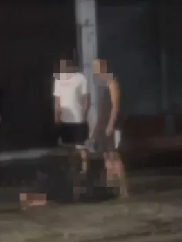Criminoso baleado ficou ca�do na cal�ada - Reprodu��o/Rede Social