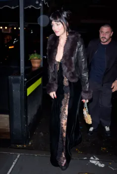 Dakota Johnson usou um vestido de renda transparente e jaqueta com pelo de vison em seu jantar de anivers�rio na segunda-feira. ASPN / BACKGRID