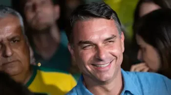 Fl�vio Bolsonaro durante evento de campanha