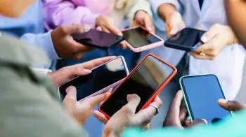 Jovens usam plataformas de internet como o ChatGPT, que est� sob maior escrut�nio.