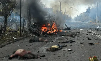 Estruturas met�licas dos �nibus destru�das pelo fogo ap�s o ataque em Kramatorsk. HANDOUT / DONETSK REGION PROSECUTOR'S OFFICE / AFP