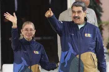 Nicol�s Maduro e Cilia Flores chegam a celebra��o no Pal�cio de Miraflores, em Caracas. Foto: Pedro Mattey / Anadolu via AFP