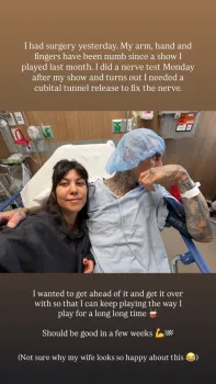 Travis Barker (foto com a esposa Kourtney Kardashian) usou o Instagram Stories na quarta-feira para revelar o que levou � sua interna��o. Cr�dito: travisbarker/Instagram