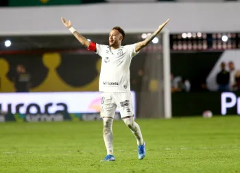 Neymar comemora gol de p�nalti contra o Flamengo pelo Brasileir�o - Foto: Maur�cio de Souza/Agif/Estad�o