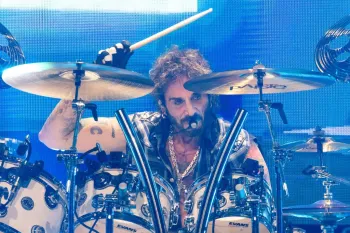 Deen Castronovo, baterista do Journey, foi hospitalizado após uma emergência médica durante o show de quinta-feira no Oklahoma.