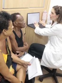 Elizabeth Coelho, de 70 anos, acompanhou a vizinha Sebastiana de Oliveira, 98 anos, para se consultar - Carlos Elias Junior/ Ag�ncia O Dia