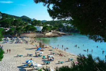 Praia de S'Arenal Gros (Imagem: Universal Images Group via Getty Images)