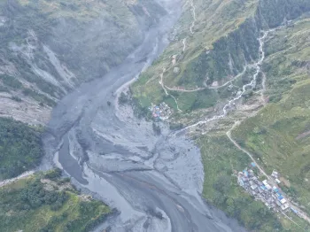 Imagens de drone mostram �reas afetadas por enchentes do rio Budhi Gandaki