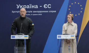 O primeiro-ministro ucraniano, Denis Chmihal, discursa ao lado de Kaja Kallas, chefe da diplomacia da UE, durante encontro em Lviv, na Ucr�nia. Cr�dito: Sergio Volski/AFP