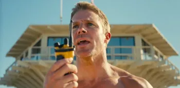 Stephen Amell como Hobie Buchannon, o capit�o dos salva-vidas na nova vers�o de Baywatch. Foto: FOX