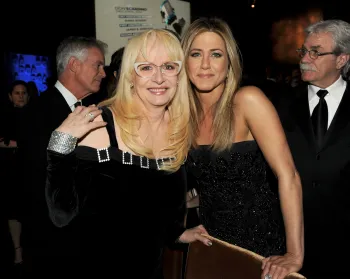 Penelope Spheeris alegou em um epis�dio recente de podcast que Jennifer Aniston lhe deu um brinco de sexo para 'humilh�-la'. Getty Images para DGA