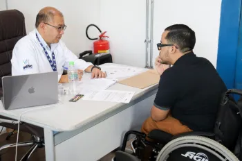 O documento considera defici�ncias f�sicas, auditivas, visuais, intelectuais e psicossociais, al�m das necessidades de apoio de cada pessoa.