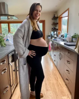 Hilary Swank falou sobre sua experi�ncia como m�e em idade avan�ada.