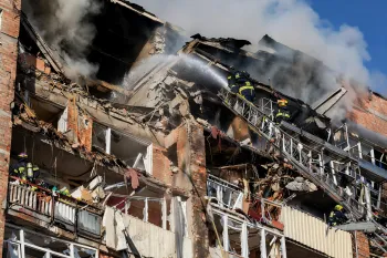 Bombeiros atuam em pr�dio de apartamentos danificado durante ataque com drones russos em Kharkiv, na Ucr�nia. (Ajustada por IA)