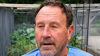 Michael Packard, o homem que sobreviveu a um ataque de baleia, compartilha sua rea��o ao filme Whalefall. Cr�dito: WCVB Channel 5 Boston