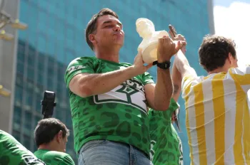 Com funk e ax�, Fl�vio Bolsonaro transforma ato pol�tico em bloco de carnaval na Av. Paulista