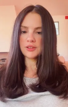 Selena Gomez revela em rede social que o vape mudou sua voz permanentemente