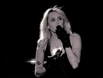 Miley Cyrus (vista acima) falou sobre o sinal sobrenatural que recebeu de sua falecida madrinha, Dolly Parton, durante sua apresenta��o no Hollywood Bowl no domingo. Page Six